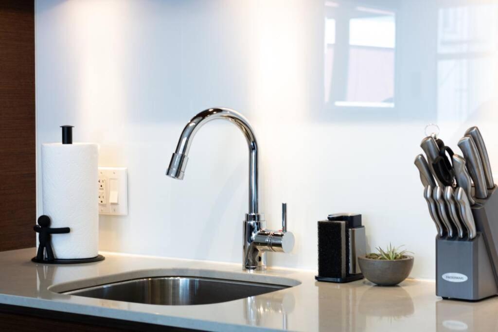 Clean 3Rd Floor Executive 1 Bedroom Apt In Old Town China Town Βικτώρια Εξωτερικό φωτογραφία